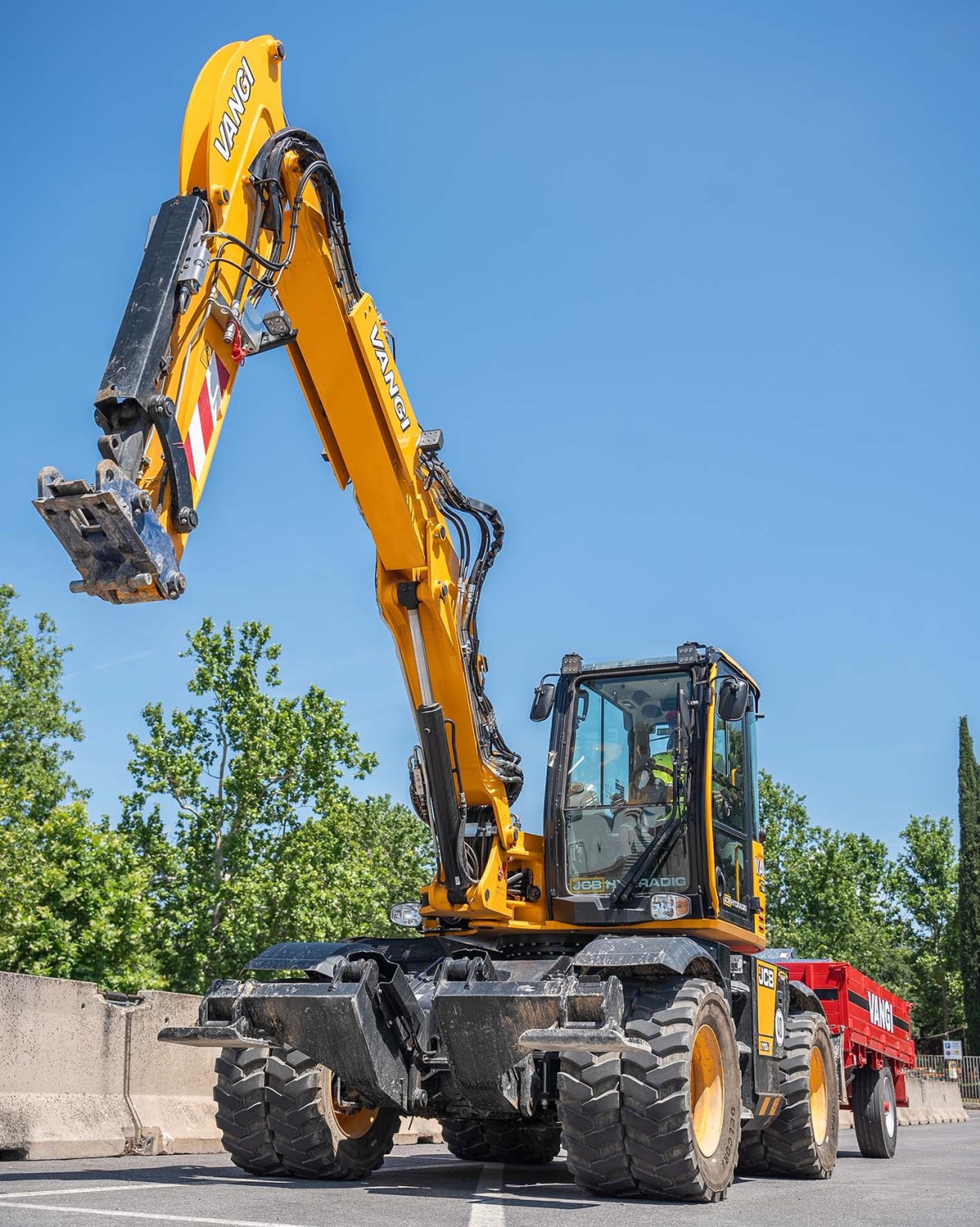 Un escavatore JCB Hydradig per l'impresa Vangi