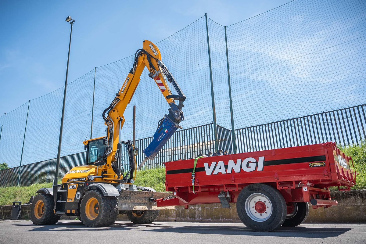 Un escavatore JCB Hydradig per l'impresa Vangi