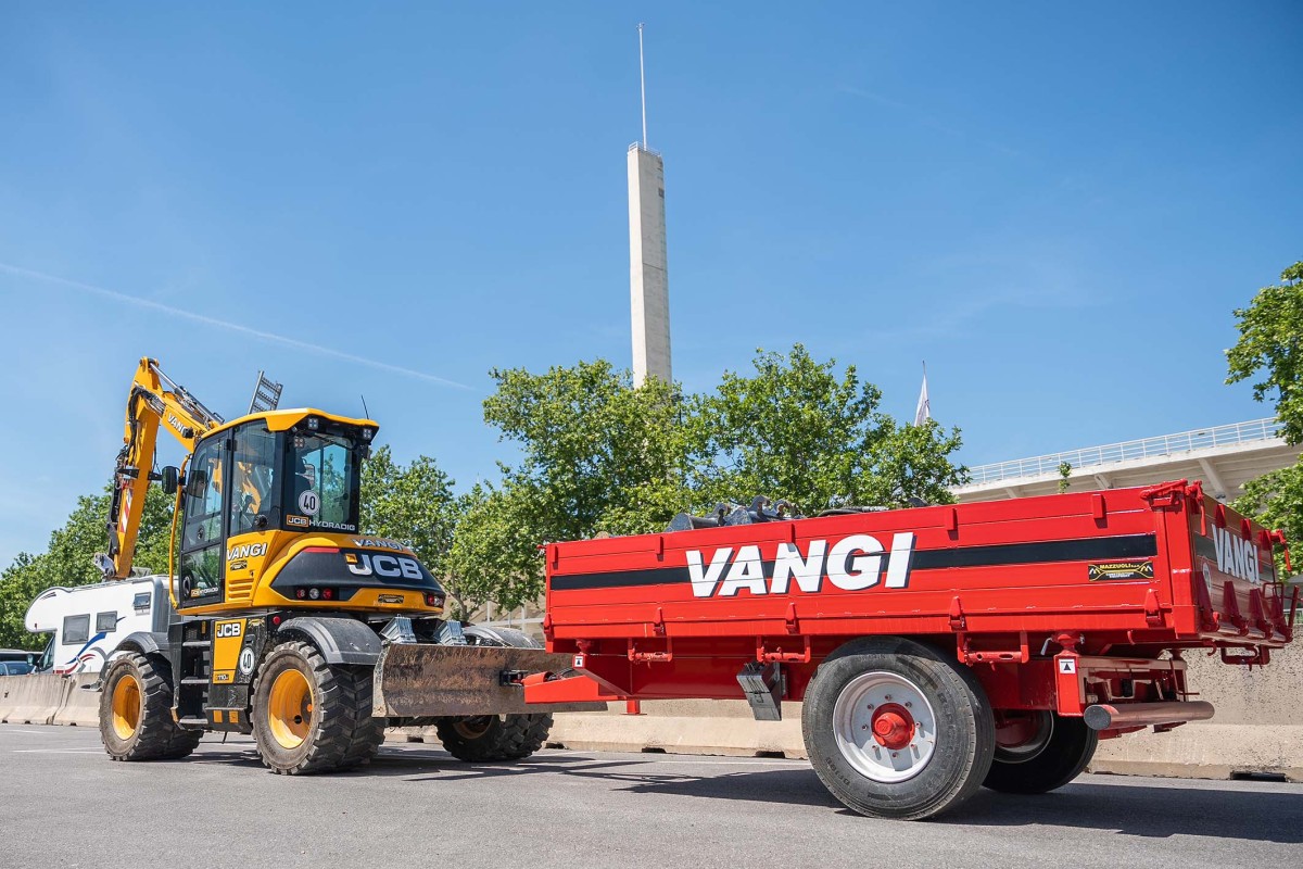 Un escavatore JCB Hydradig per l'impresa Vangi