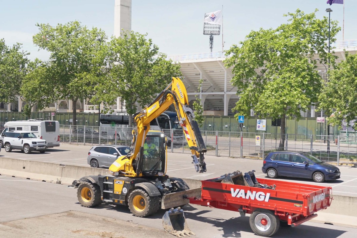 Un escavatore JCB Hydradig per l'impresa Vangi