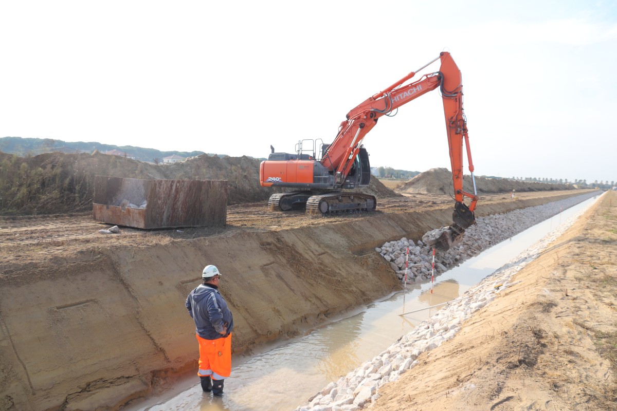 Tre escavatori Hitachi per la difesa idrogeologica del territorio