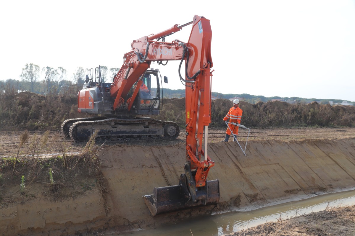 Tre escavatori Hitachi per la difesa idrogeologica del territorio