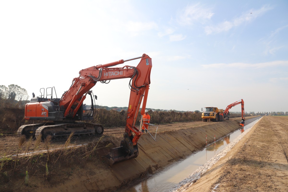 Tre escavatori Hitachi per la difesa idrogeologica del territorio