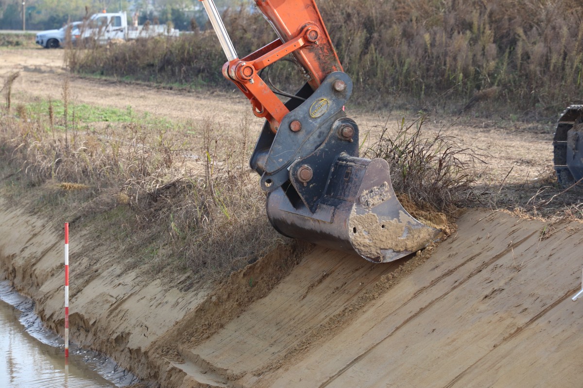 Tre escavatori Hitachi per la difesa idrogeologica del territorio