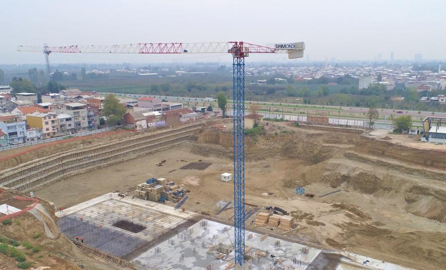 AKEM Group installa una gru a torre Raimondi in Turchia
