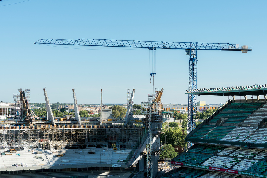 Linden Comansa tower cranes at Real Betis stadium

