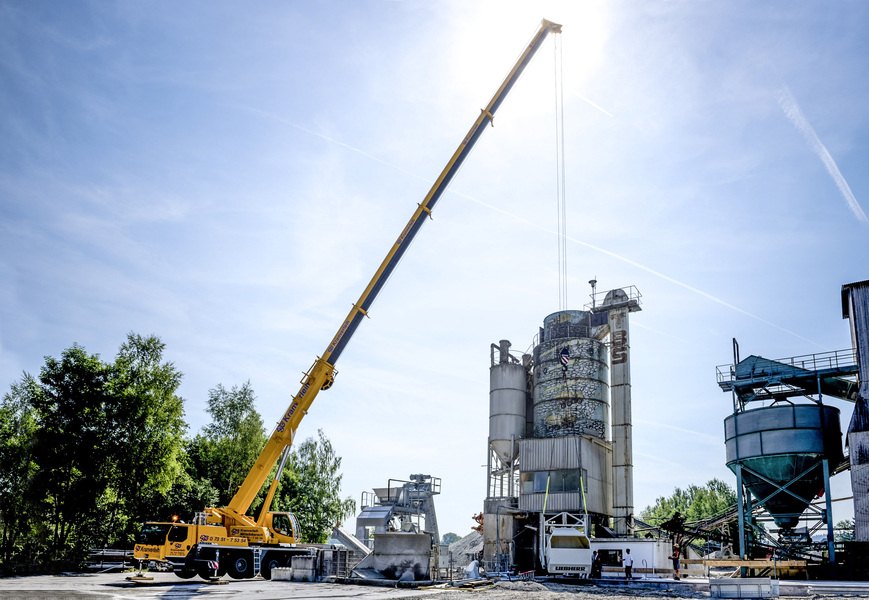 Liebherr mobile crane assembles concrete mixing plant 
