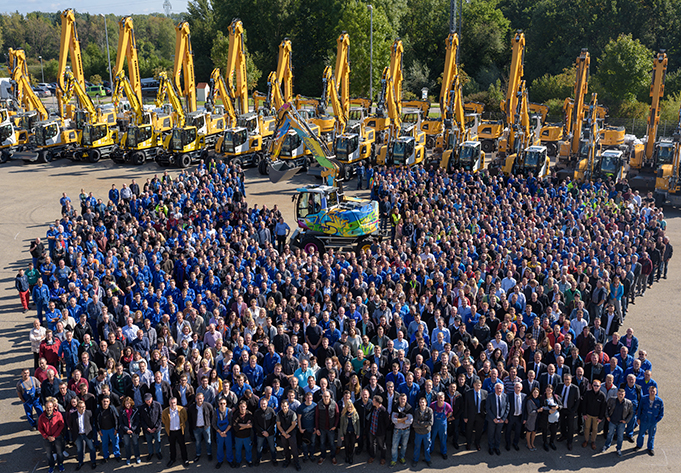 Liebherr-Hydraulikbagger celebrates its 75,000th excavator
