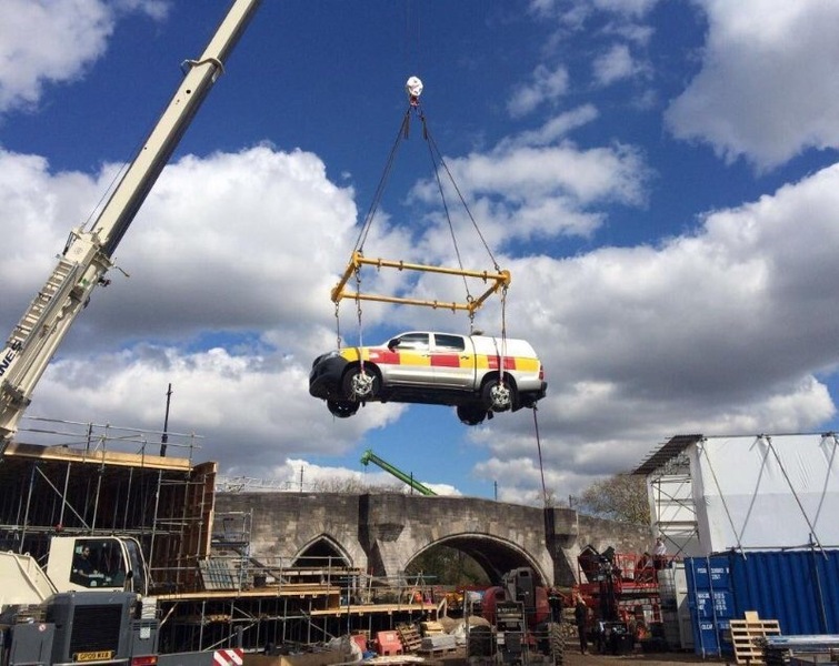 Modulift spreader frame lifts vehicle for filming project
