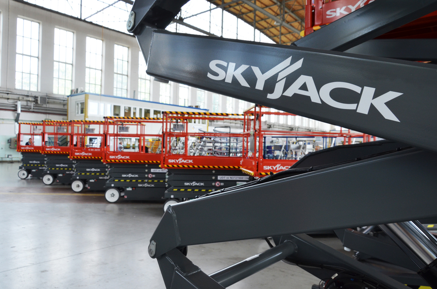 Skyjack units keep Polish aircraft in top shape
