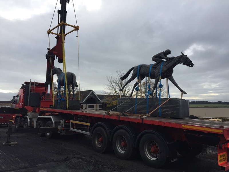 Modulift spreader frame lifts iconic horse statues
