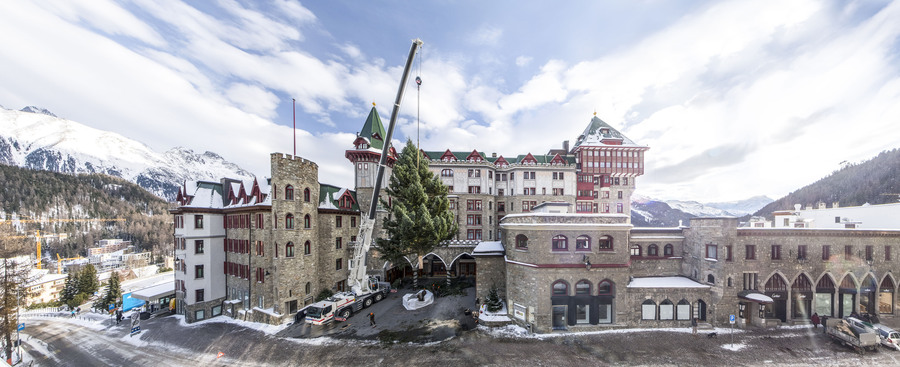 Liebherr 60-tonne mobile crane erects 12-metre fir tree in St. Moritz