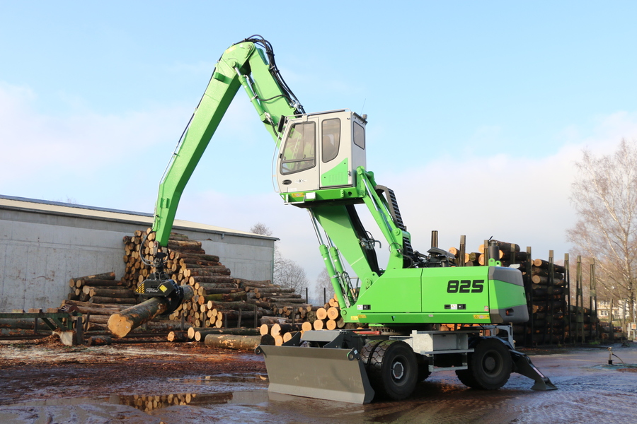 Long-range timber handling and comfortable control: Sennebogen 825 at Holzwerk Obermeier