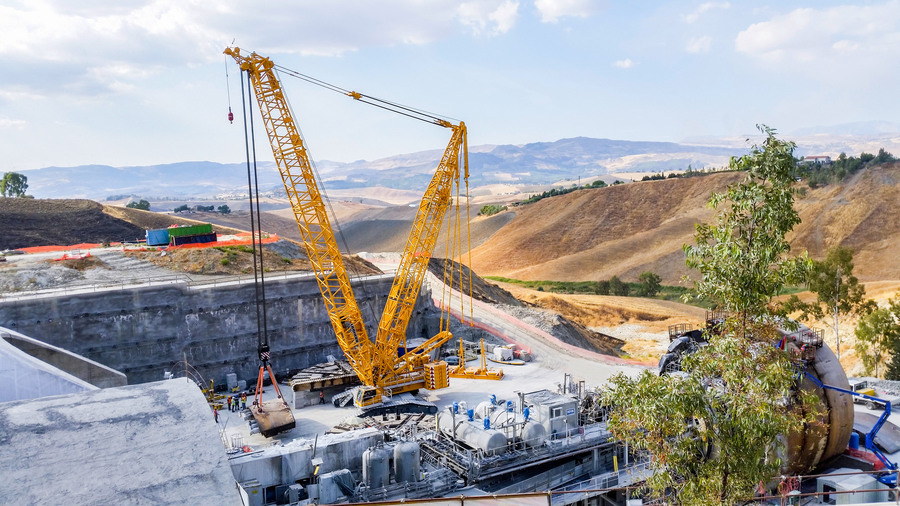 Liebherr LR 1500 crawler crane dismantles tunnel drilling machine on Sicily