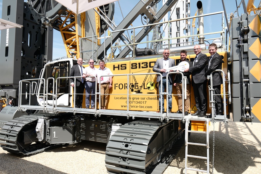 Handover of the HS 8130 HD at the Intermat 2018