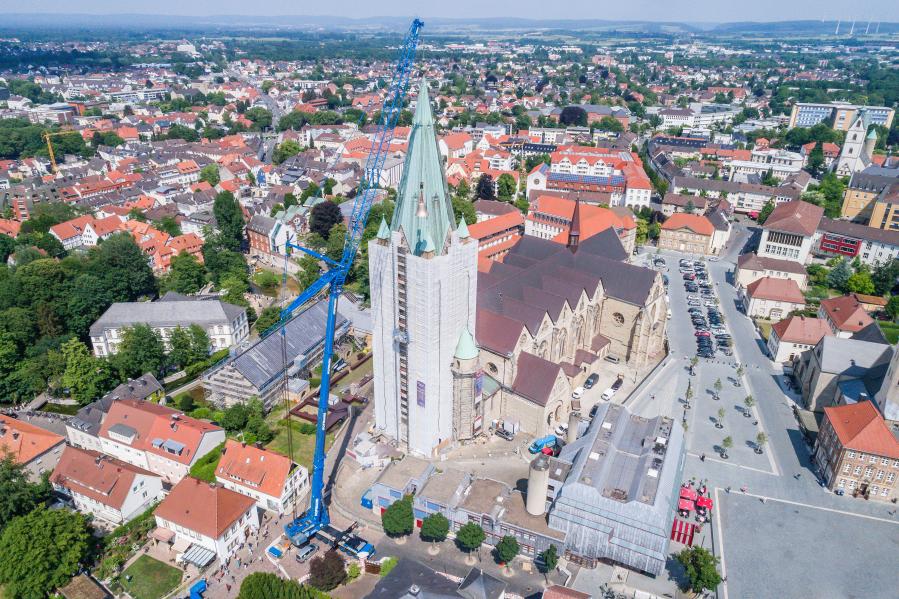 Liebherr LTM 1500-8.1 mobile crane installs new bells on Paderborn Cathedral