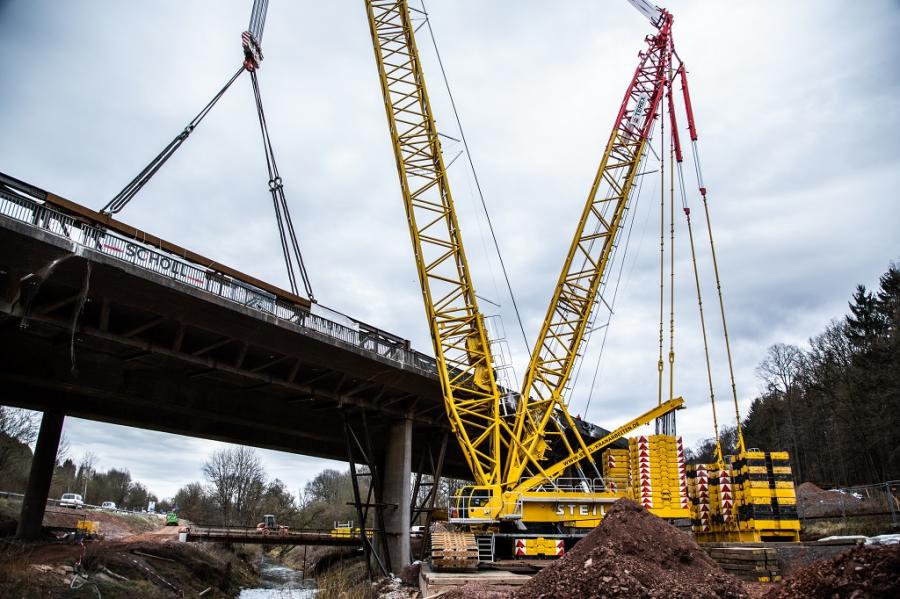 Feat of strength in tight space: CC 3800-1 lattice boom crawler crane lifts bridge parts