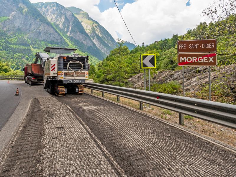 Wirtgen W 220 mills surface course at the foot of Mont Blanc in half the time 
