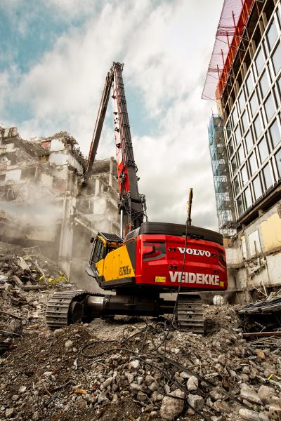 Tallest Volvo demolition excavator helps Veidekke reach new heights