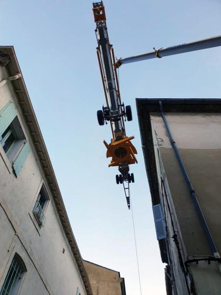 Potain Igo 22 installed on hard-to-reach job site in historic French city