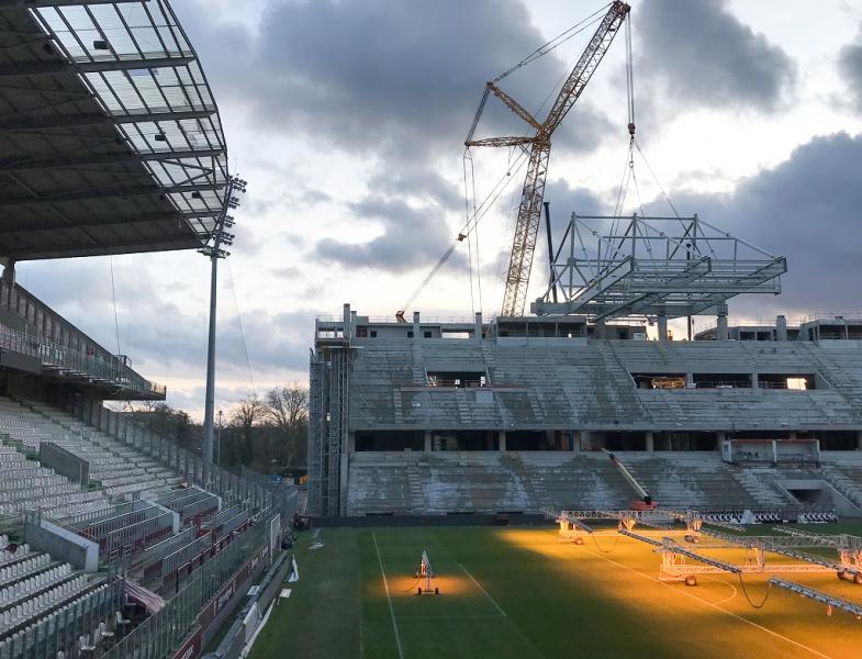 Demag CC 3800-1 lifts new stand at the Saint Symphorien stadium of FC Metz