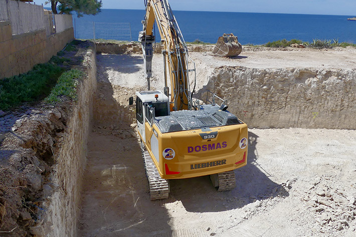 A Liebherr R 930 G8 crawler excavator for the Dos Mas Group 