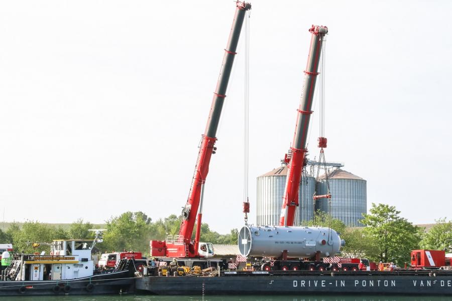 Demag AC 500-2 and Tadano ATF 400G-6 lift pressure vessel in tandem lift